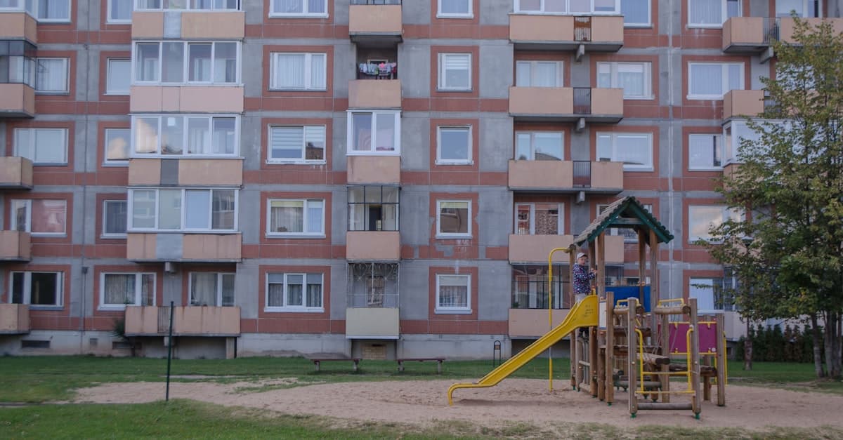 Pentru familiile cu copii, apropierea de școli și grădinițe decide alegerea locuinței